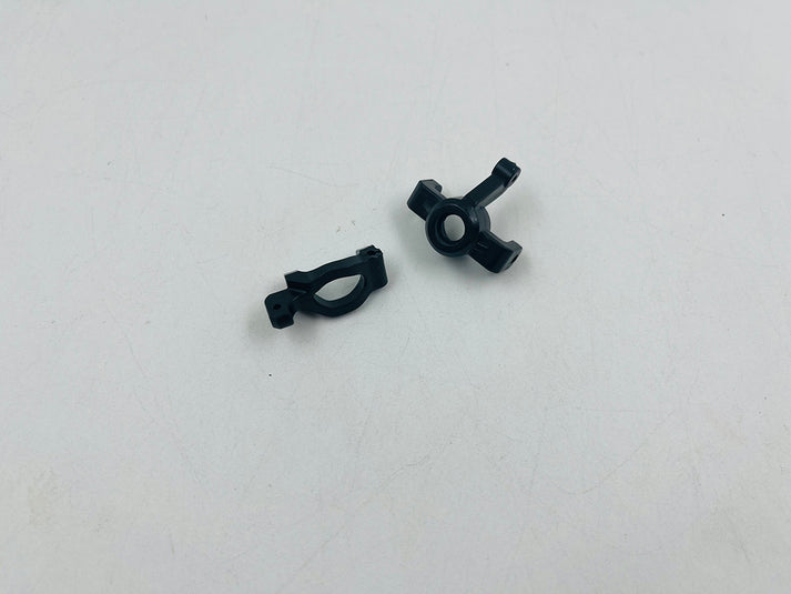 RC-Pro L/R Front Hub Carriers And Steering Hubs R1815